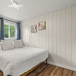 Cozy North Seattle Rambler With Spacious Yard