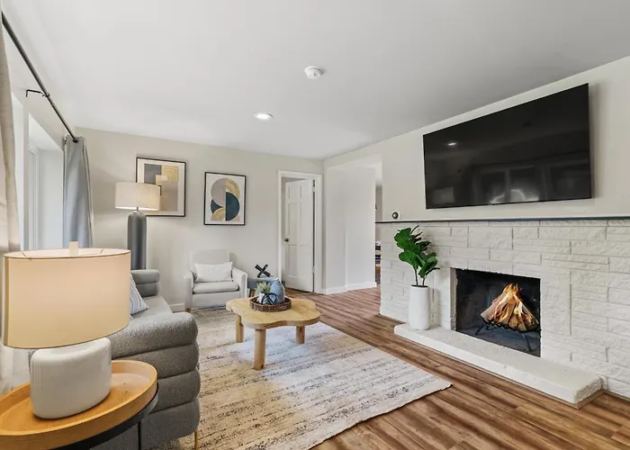 Cozy North Seattle Rambler With Spacious Yard